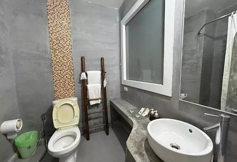 ホテル Benyada Lodge   Surin Beach