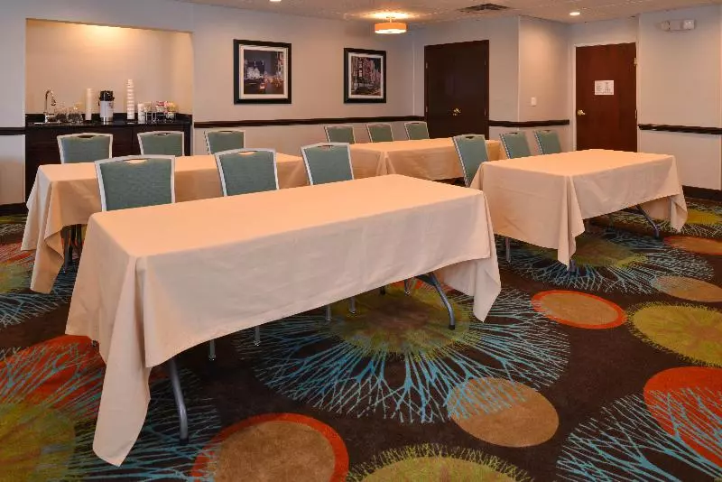 Holiday Inn Express Hotel & Suites Youngstown North Lima/boardman, An Ihg