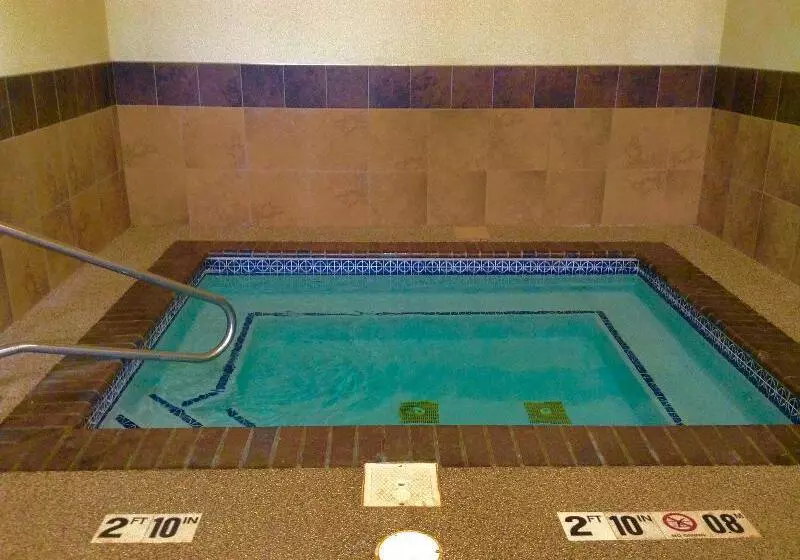 Отель Holiday Inn Express & Suites Winner By Ihg