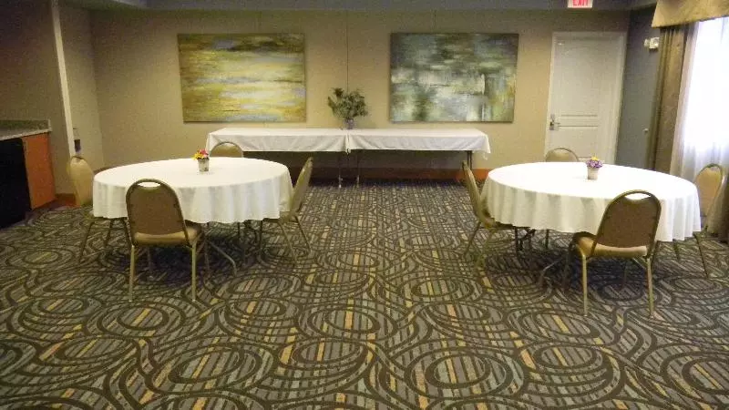 Отель Holiday Inn Express & Suites Winner By Ihg