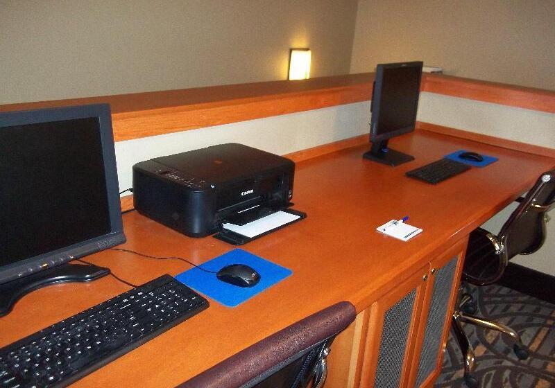 호텔 Holiday Inn Express & Suites Winner By Ihg