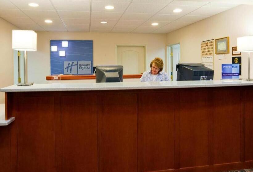 호텔 Holiday Inn Express & Suites Winner By Ihg