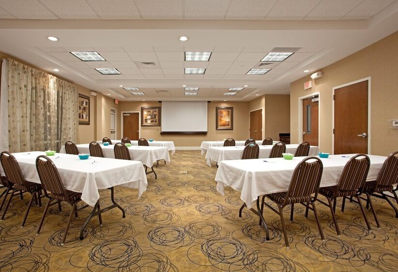 فندق Holiday Inn Express Pembroke, An Ihg