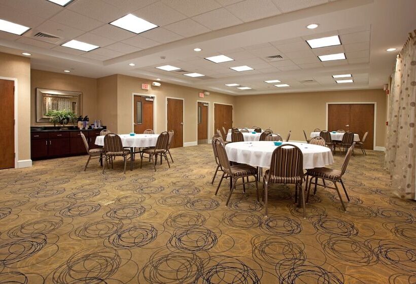 فندق Holiday Inn Express Pembroke, An Ihg