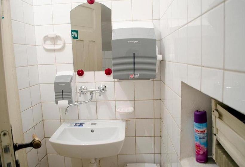 Red Nose Hostel With Self Check In