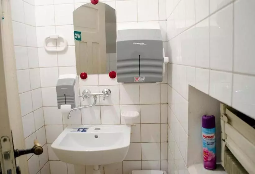 Red Nose Hostel With Self Check In