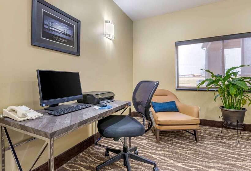 בית מלון כפרי Comfort Inn & Suites Davenport   Quad Cities