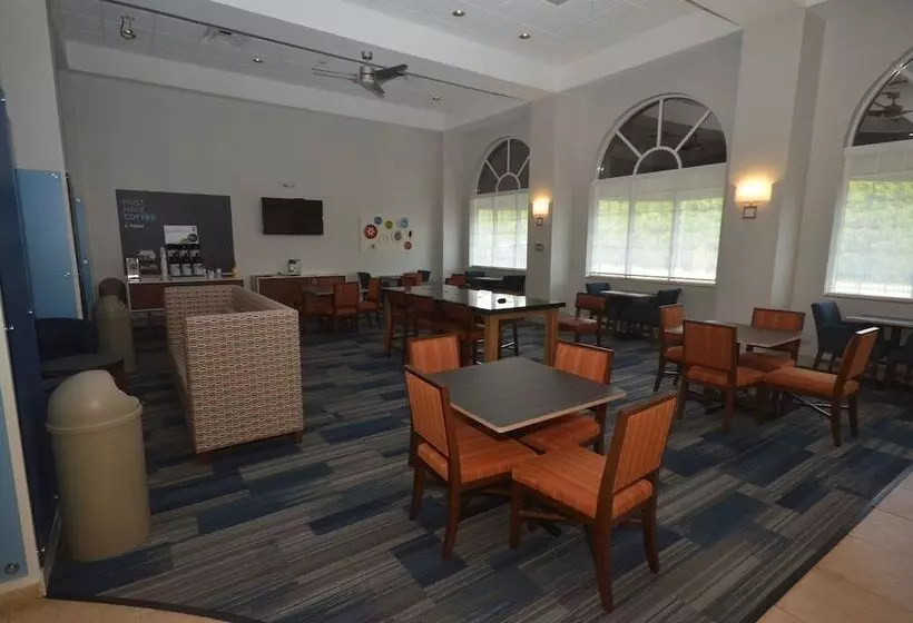 Holiday Inn Express Hotel & Suites Warrenton, An Ihg