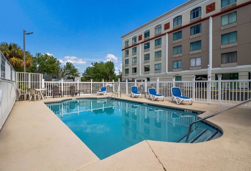 Отель Quality Inn & Suites