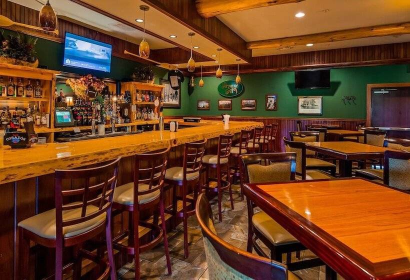 בית מלון כפרי Best Western Plus Ticonderoga Inn & Suites