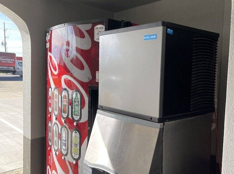 ホテル Days Inn By Wyndham Gonzales