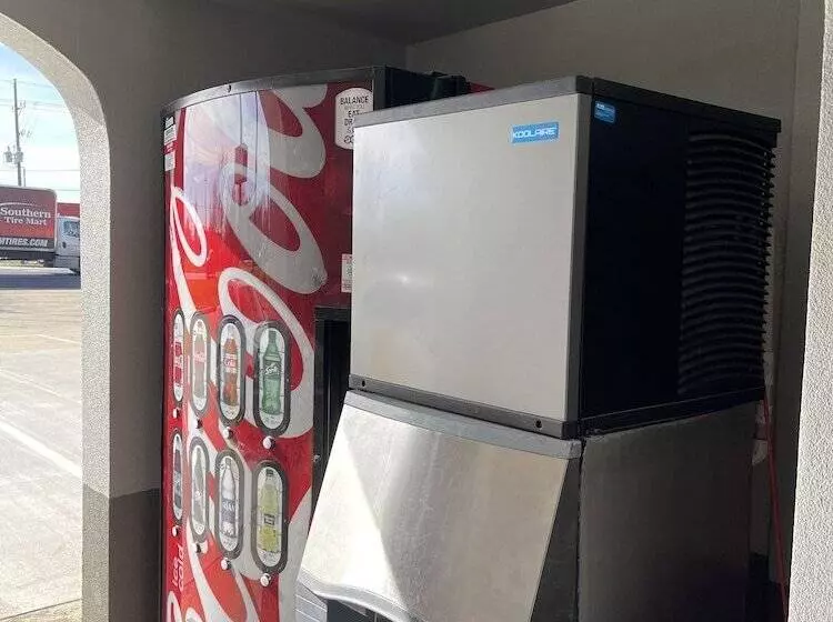 Отель Days Inn By Wyndham Gonzales