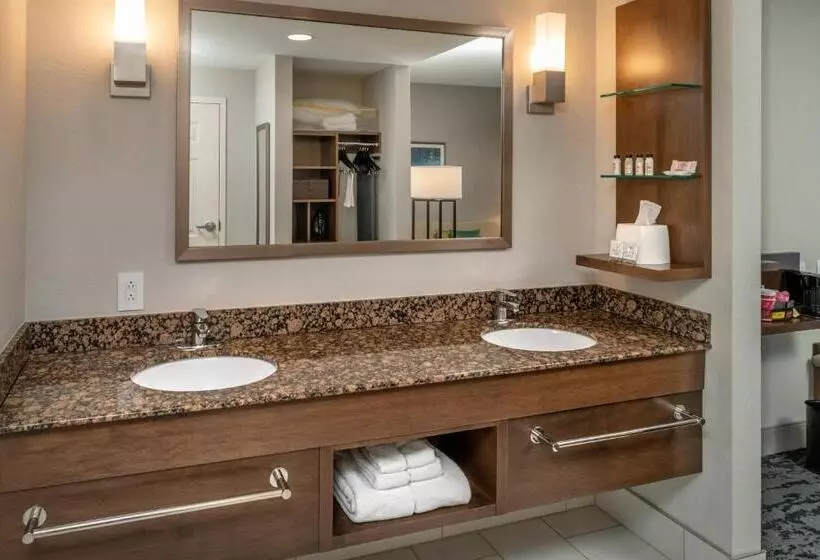 Delta Hotels By Marriott Huntington Mall