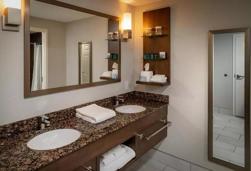 Delta Hotels By Marriott Huntington Mall