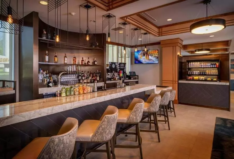 Delta Hotels By Marriott Huntington Mall