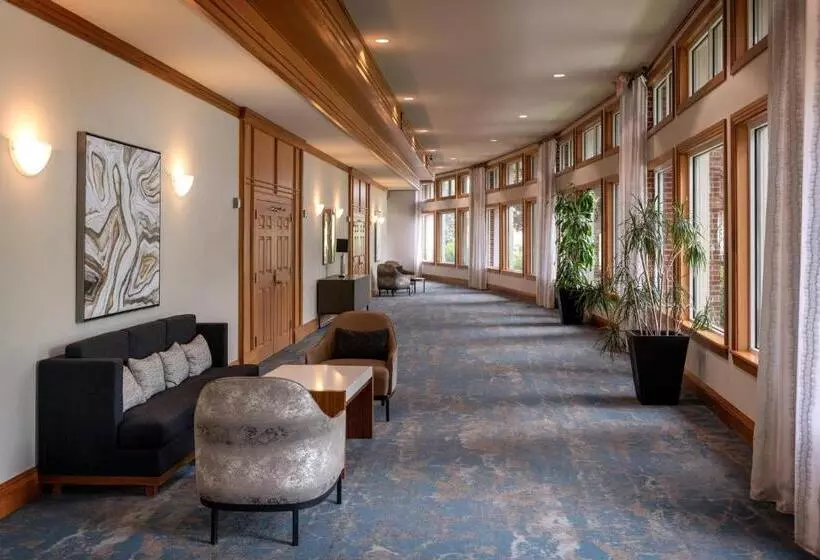 Delta Hotels By Marriott Huntington Mall