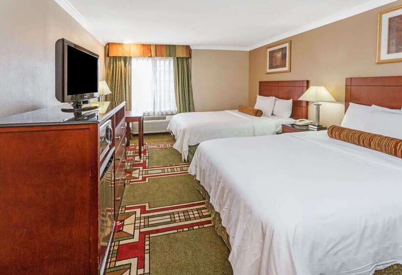 בית מלון כפרי Howard Johnson By Wyndham Pasadena