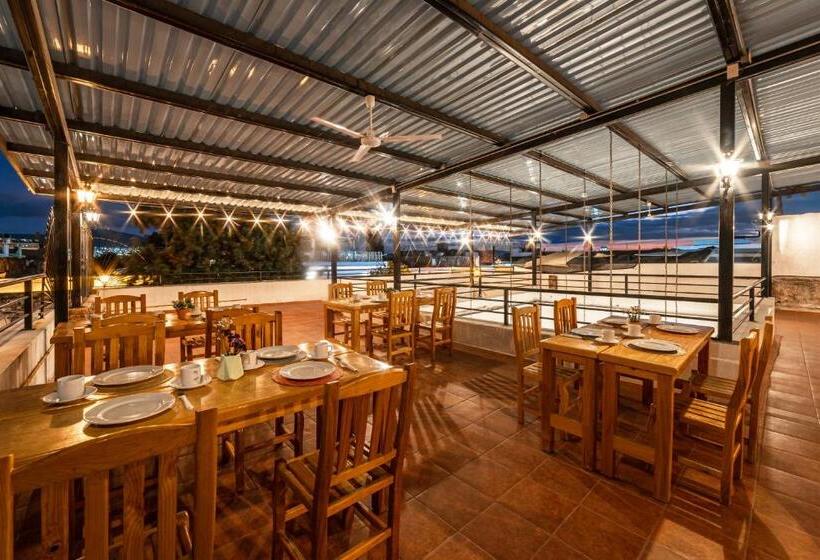 هتل Meson De Isabel