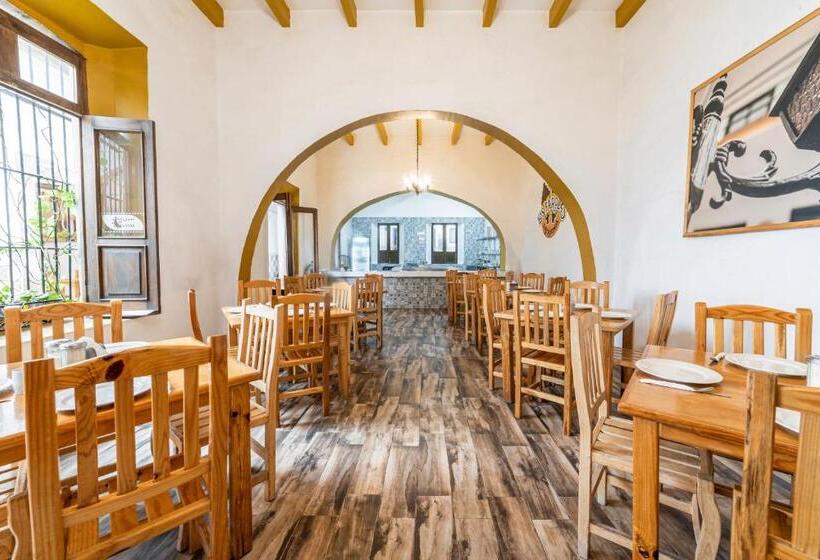 هتل Meson De Isabel