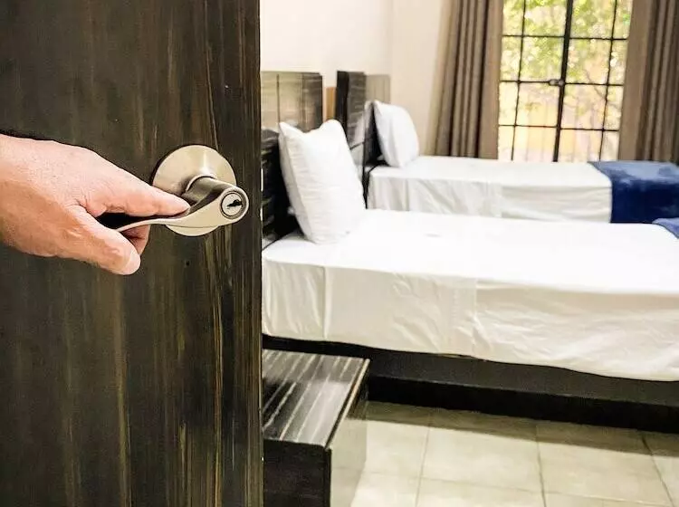 ユースホステル Amigo Suites