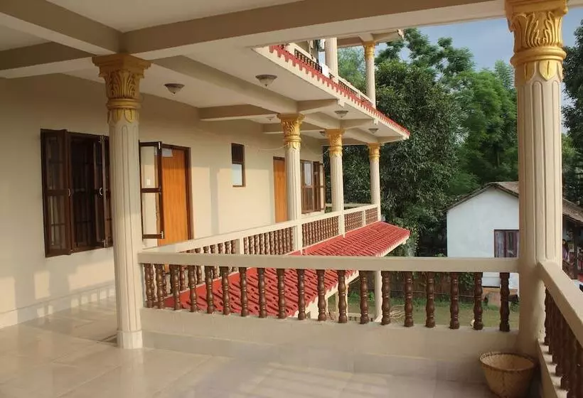 هتل Chitwan Forest Resort , Chitwan National Park