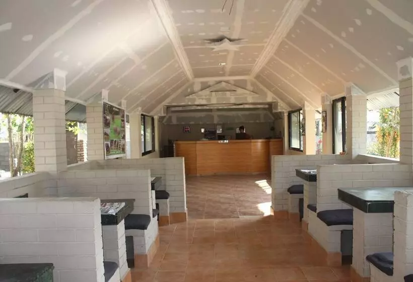 هتل Chitwan Forest Resort , Chitwan National Park