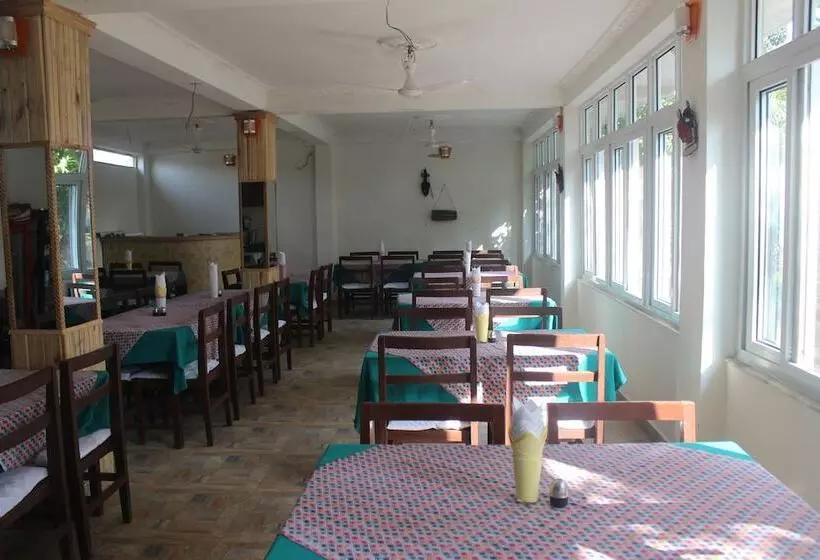 هتل Chitwan Forest Resort , Chitwan National Park