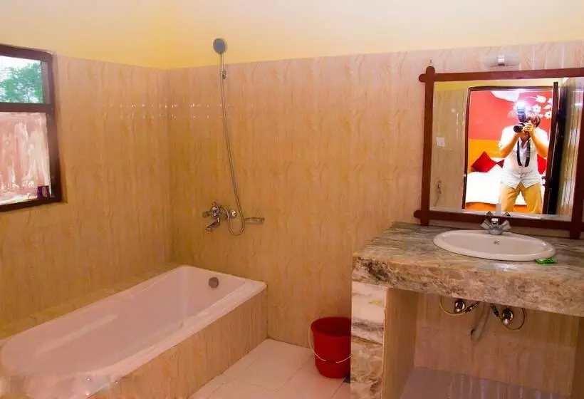 هتل Chitwan Forest Resort , Chitwan National Park