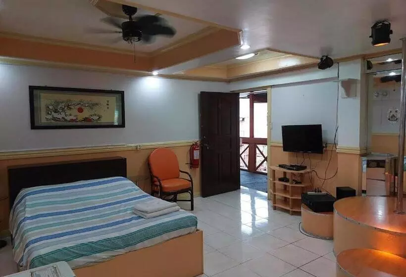 Kokomos Hotel And Restaurant