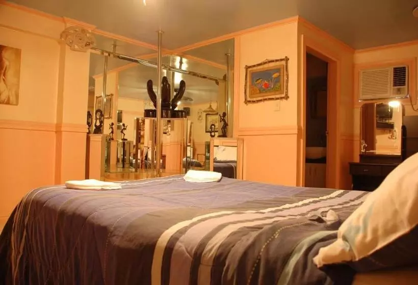 Kokomos Hotel And Restaurant