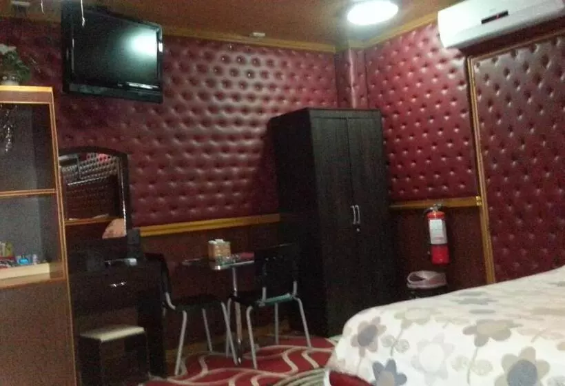 Kokomos Hotel And Restaurant