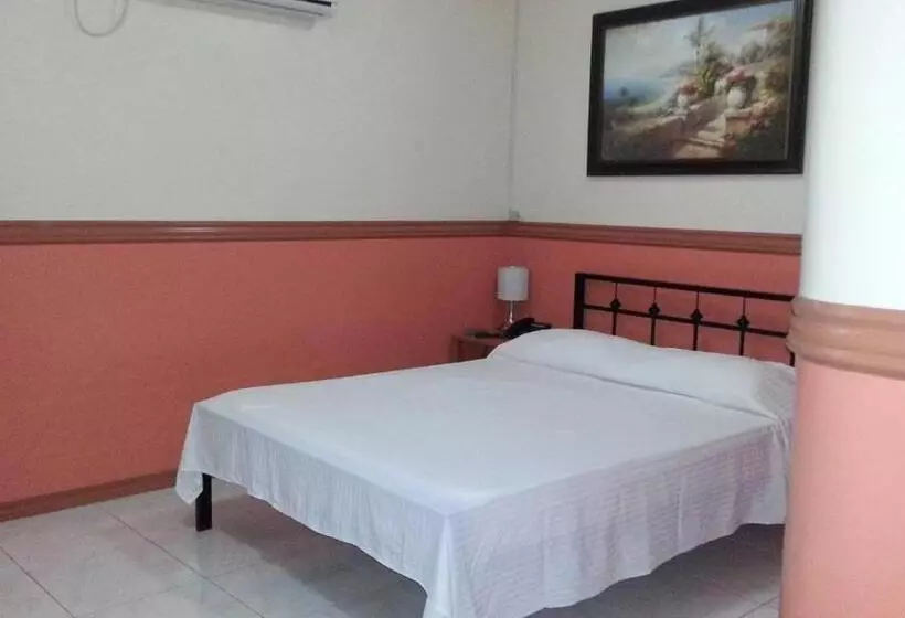 Kokomos Hotel And Restaurant