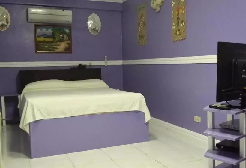 Kokomos Hotel And Restaurant