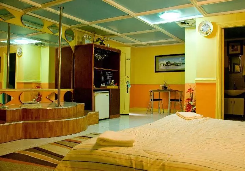 Kokomos Hotel And Restaurant