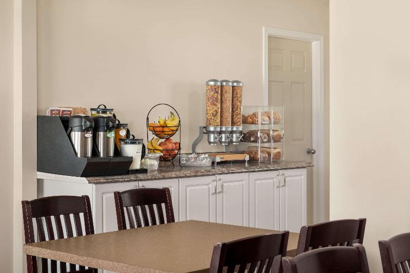 هتل Thriftlodge Moose Jaw