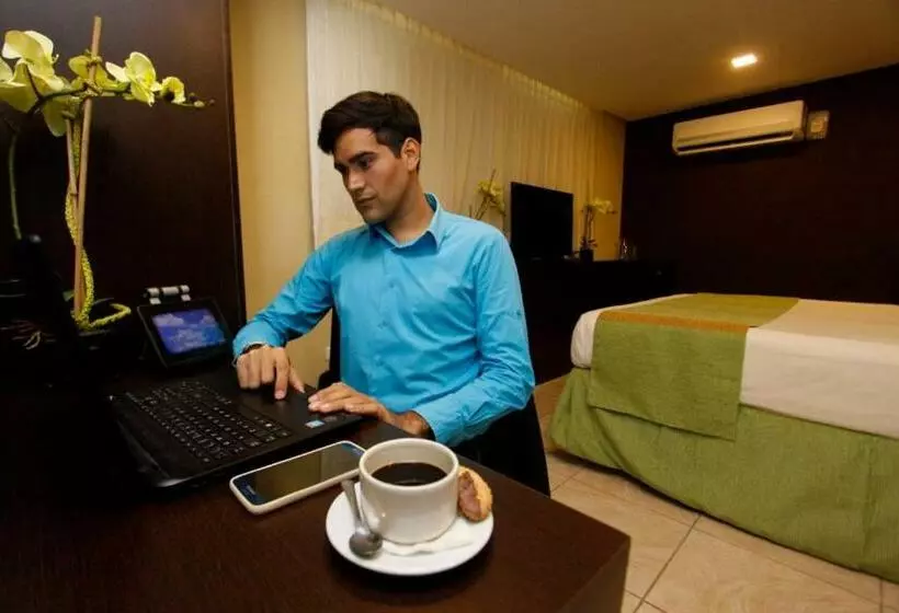 Hotelli Colibrí Suites