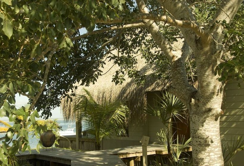 בית מלון כפרי Dugong Beach Lodge