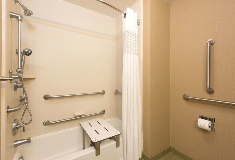 Отель Hampton Inn & Suites Crawfordsville