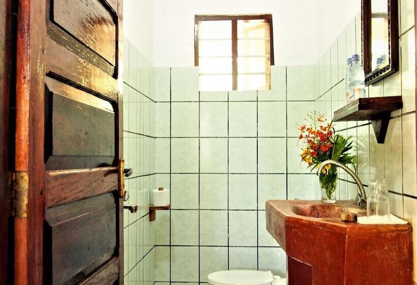 فندق Pakachi Beach Resort &