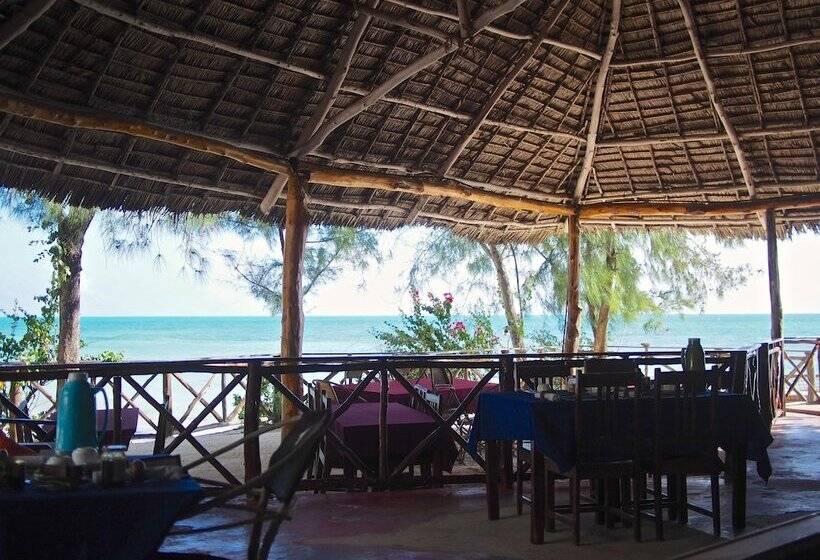 فندق Pakachi Beach Resort &