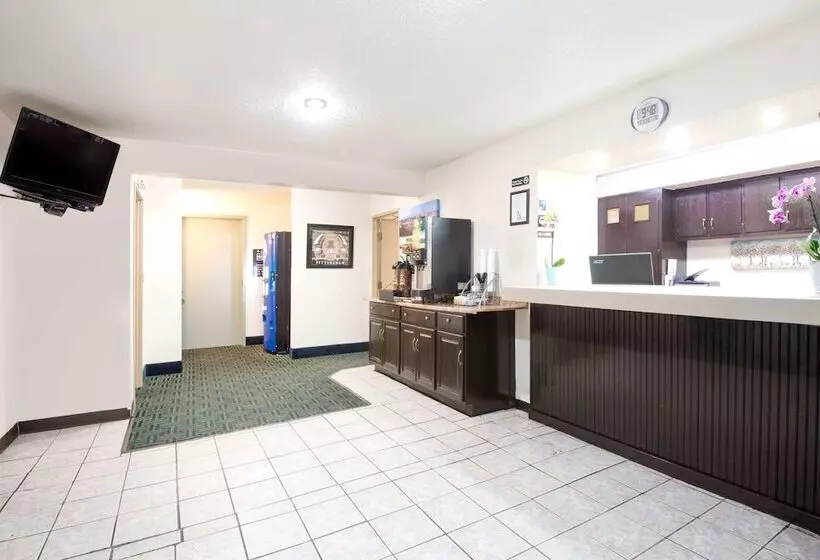 Hotel Super 8 By Wyndham Pittsburgh Pa Airport University Area