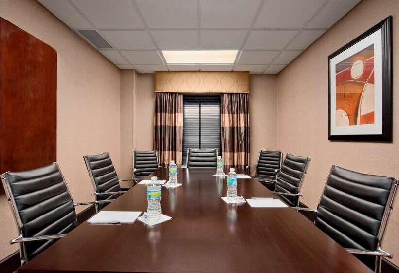 Hampton Inn & Suites Detroit / Airport   Romulus