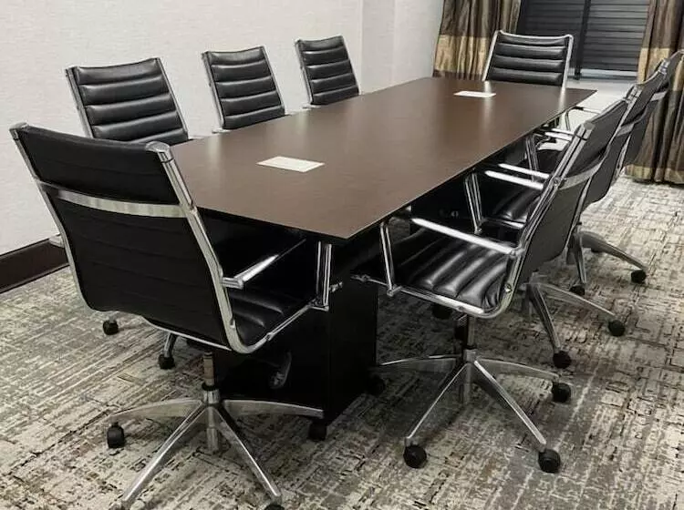 Hampton Inn & Suites Detroit / Airport   Romulus