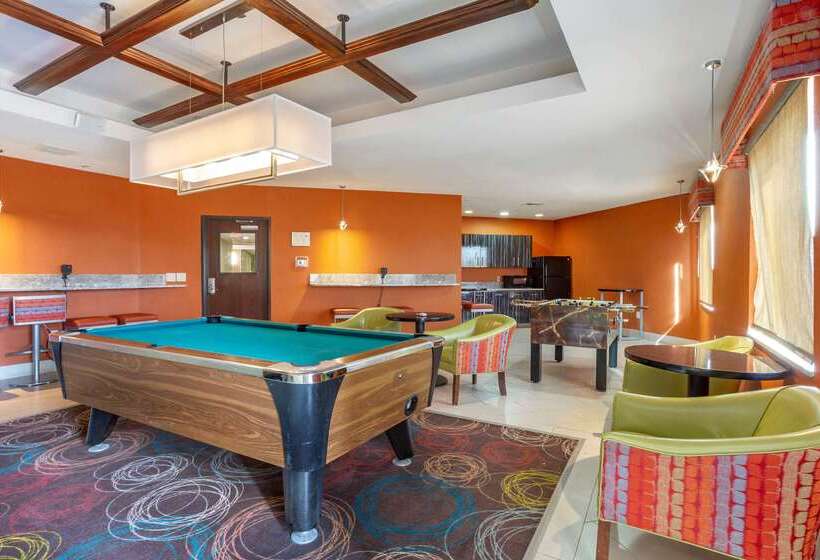 Отель Comfort Suites