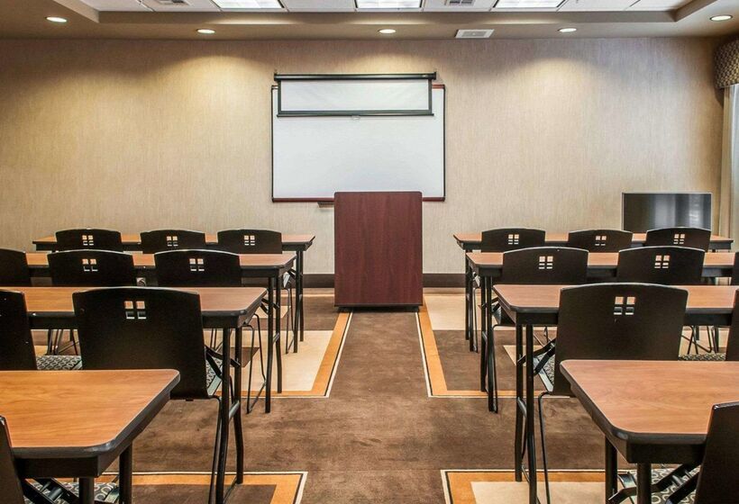 Отель Comfort Suites