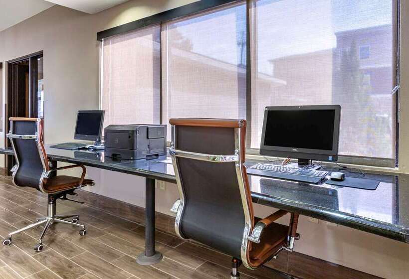 Отель Comfort Suites