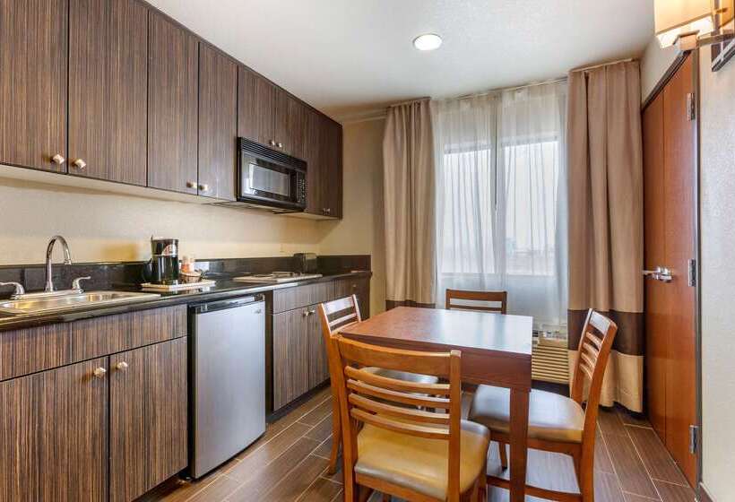 Отель Comfort Suites