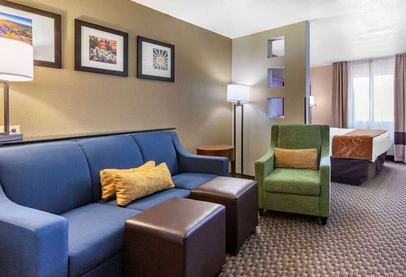 Отель Comfort Suites
