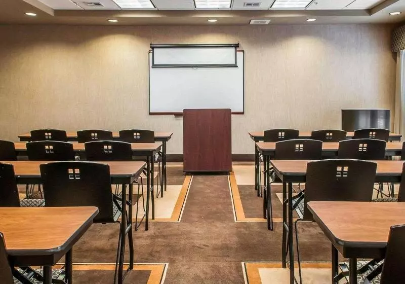 호텔 Comfort Suites