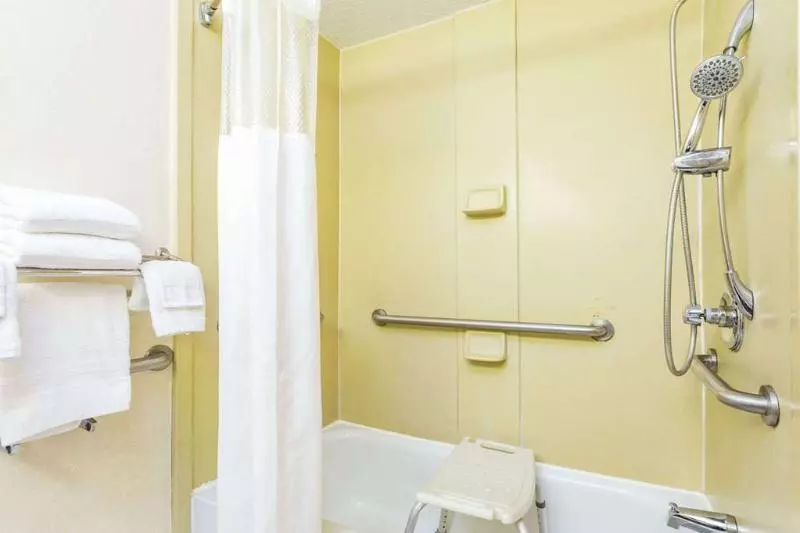 酒店 Howard Johnson By Wyndham Lake City